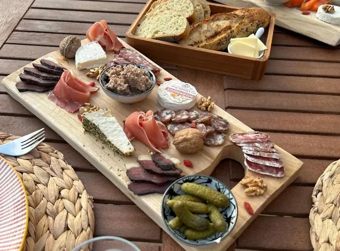 Les Noyers De Gaudelle *